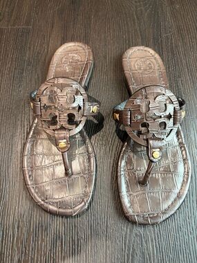 Women’s Tory Burch Miller Brown Croc-Embossed Leather Thong Sandals